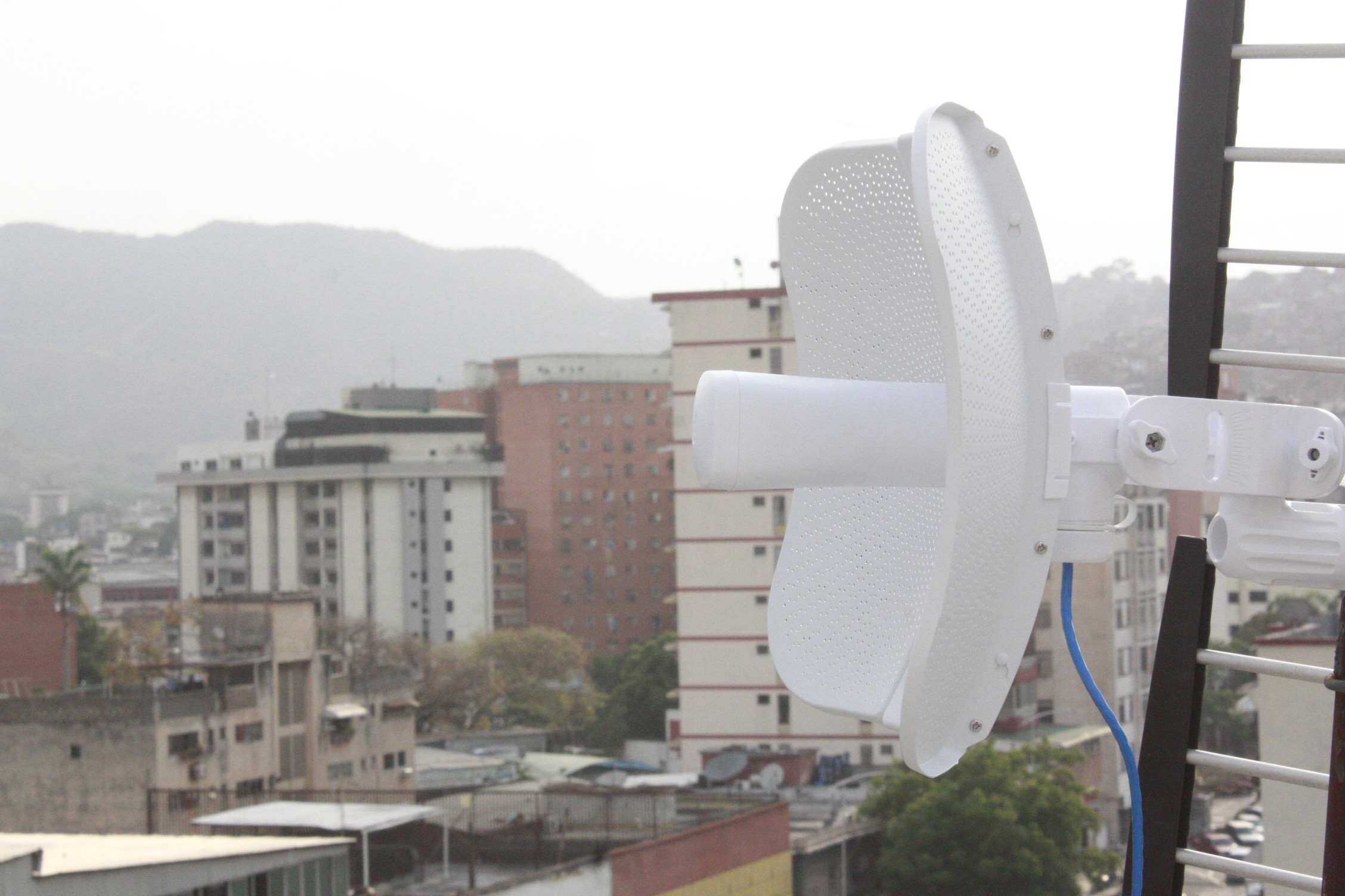 Antena de LowLatency para internet de baja latencia en Caracas