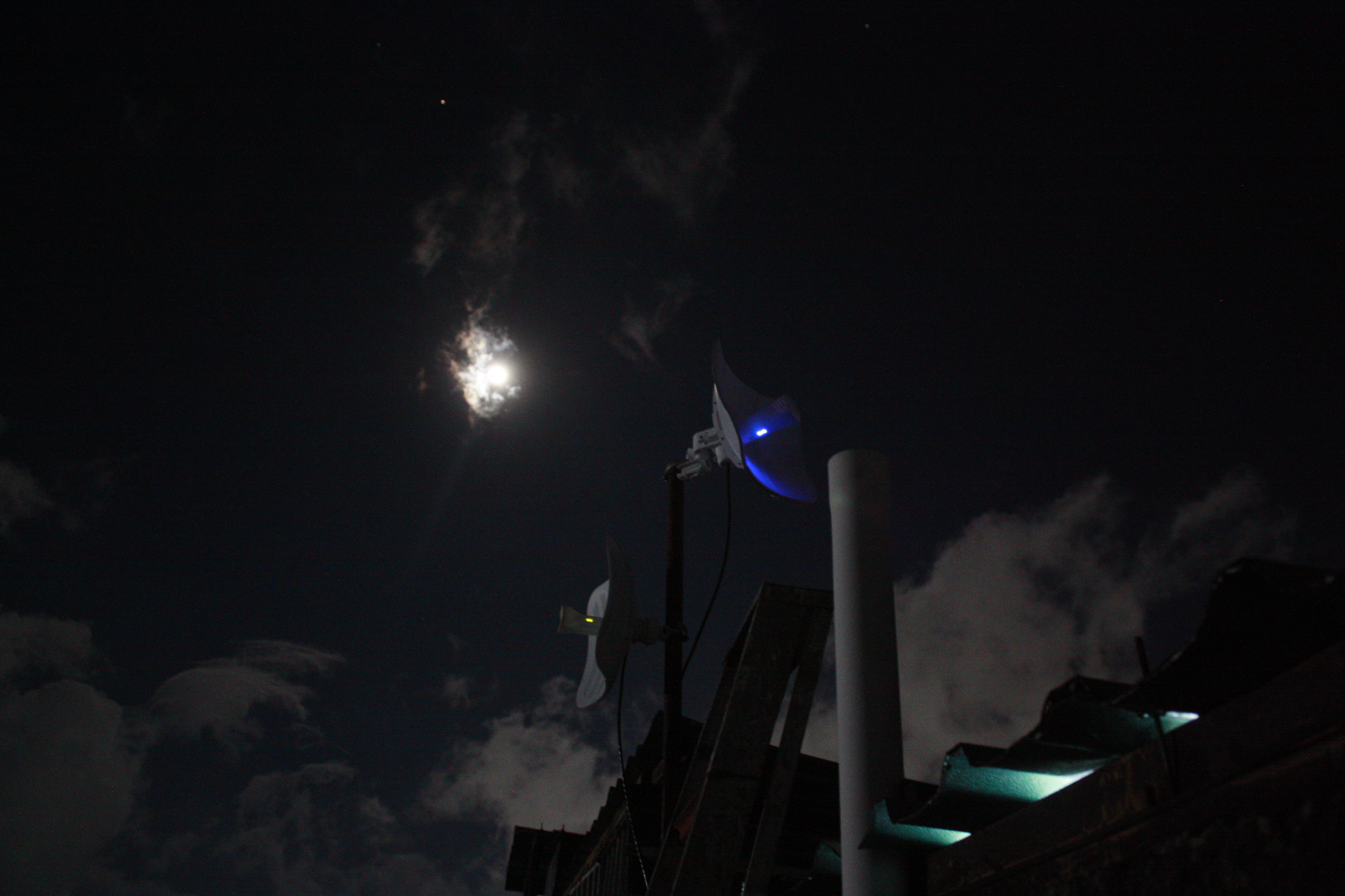 Antena satelital nocturna LowLatency con luz azul de señal